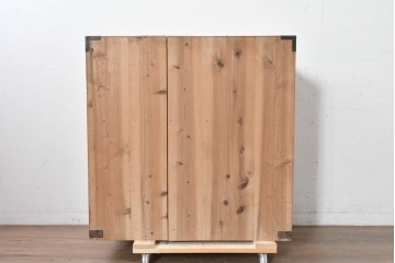 和製アンティーク　漆塗り　丸金具がアクセントの衣装箪笥　(R-043493)