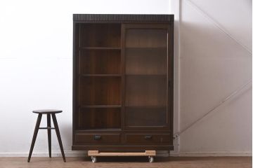アンティーク家具　大正ロマン香るシンプルなデザインの収納棚(ガラス戸棚、キャビネット)(R-043496)