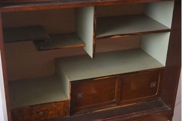 ビンテージ家具　前面欅材　玉杢　味わいと上質な雰囲気が魅力の茶箪笥(茶棚、キャビネット)(R-043497)