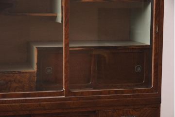 ビンテージ家具　前面欅材　玉杢　味わいと上質な雰囲気が魅力の茶箪笥(茶棚、キャビネット)(R-043497)