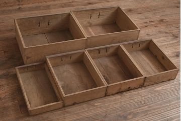 アンティーク家具　和製アンティーク　前面ヒノキ材　落ち着いた雰囲気が魅力の水屋箪笥(重ね戸棚、収納棚、収納箪笥)(R-043500)