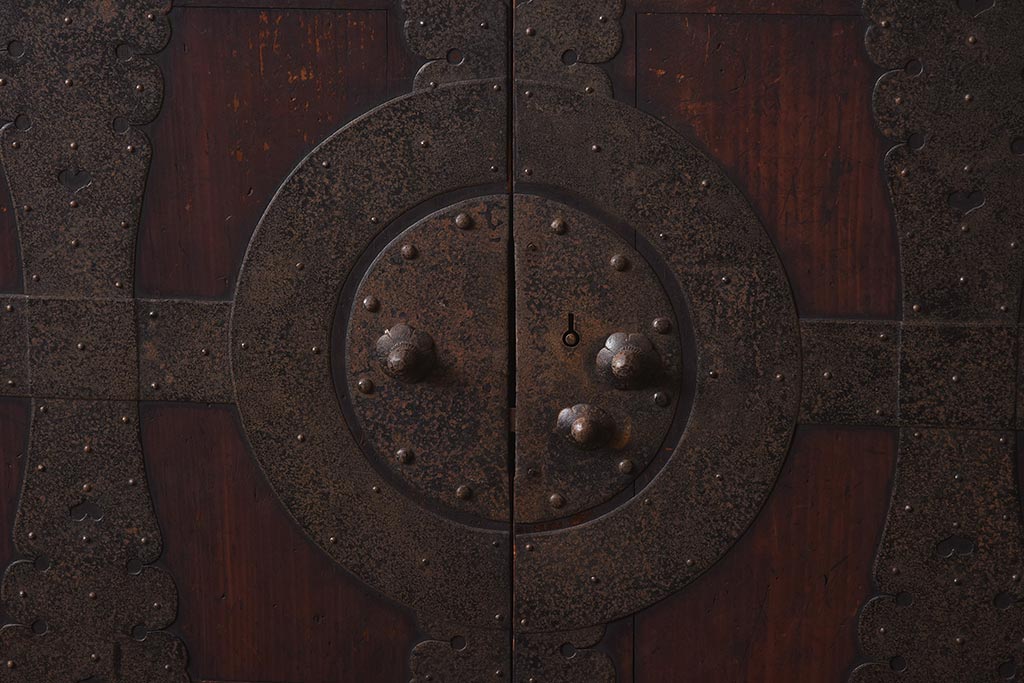 アンティーク家具　前面ヒノキ材　観音開き　和の雰囲気を高める衣装箪笥(R-043501)