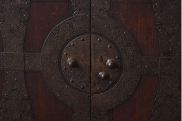 アンティーク家具　前面ヒノキ材　観音開き　和の雰囲気を高める衣装箪笥(R-043501)