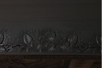 中古　美品　軽井沢彫り　美しい桜の意匠が散りばめられた戸棚(収納棚、キャビネット)(R-043502)