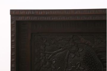中古　美品　軽井沢彫り　美しい桜の意匠が散りばめられた戸棚(収納棚、キャビネット)(R-043502)