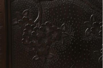 中古　美品　軽井沢彫り　美しい桜の意匠が散りばめられた戸棚(収納棚、キャビネット)(R-043502)