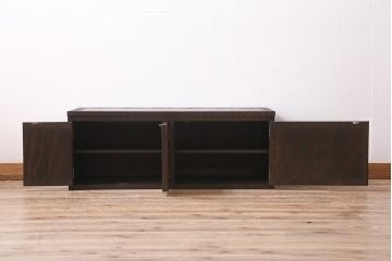 中古　美品　軽井沢彫り　レアな横長サイズ!美しい桜の意匠が目を惹く戸棚(収納棚、キャビネット、テレビ台、ローボード)(R-043503)