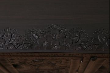 中古　美品　軽井沢彫り　レアな横長サイズ!美しい桜の意匠が目を惹く戸棚(収納棚、キャビネット、テレビ台、ローボード)(R-043503)
