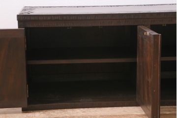 中古　美品　軽井沢彫り　レアな横長サイズ!美しい桜の意匠が目を惹く戸棚(収納棚、キャビネット、テレビ台、ローボード)(R-043503)