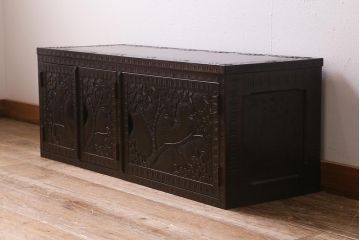 中古　美品　軽井沢彫り　レアな横長サイズ!美しい桜の意匠が目を惹く戸棚(収納棚、キャビネット、テレビ台、ローボード)(R-043503)
