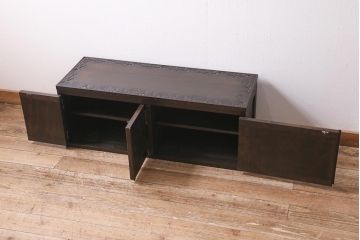 中古　美品　軽井沢彫り　レアな横長サイズ!美しい桜の意匠が目を惹く戸棚(収納棚、キャビネット、テレビ台、ローボード)(R-043503)