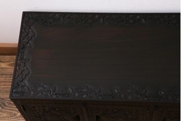 中古　美品　軽井沢彫り　レアな横長サイズ!美しい桜の意匠が目を惹く戸棚(収納棚、キャビネット、テレビ台、ローボード)(R-043503)