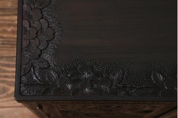 中古　美品　軽井沢彫り　レアな横長サイズ!美しい桜の意匠が目を惹く戸棚(収納棚、キャビネット、テレビ台、ローボード)(R-043503)