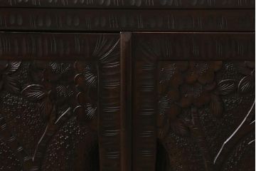 中古　美品　軽井沢彫り　レアな横長サイズ!美しい桜の意匠が目を惹く戸棚(収納棚、キャビネット、テレビ台、ローボード)(R-043503)