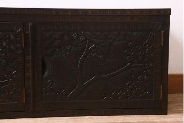 中古　美品　軽井沢彫り　レアな横長サイズ!美しい桜の意匠が目を惹く戸棚(収納棚、キャビネット、テレビ台、ローボード)(R-043503)