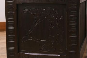 中古　美品　軽井沢彫り　レアな横長サイズ!美しい桜の意匠が目を惹く戸棚(収納棚、キャビネット、テレビ台、ローボード)(R-043503)