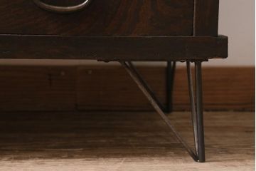 アンティーク家具　引き出し付き　木味が魅力の鉄脚リビングボード(ガラス戸棚、収納棚、キャビネット)(R-043508)