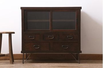 アンティーク家具　引き出し付き　木味が魅力の鉄脚リビングボード(ガラス戸棚、収納棚、キャビネット)(R-043508)