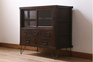 アンティーク家具　引き出し付き　木味が魅力の鉄脚リビングボード(ガラス戸棚、収納棚、キャビネット)(R-043508)