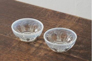 レトロ雑貨　昭和中期　乳白縁がかわいらしいプレスガラスの鉢2個(深皿、和食器)(R-043517)