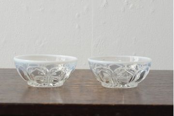 レトロ雑貨　昭和中期　乳白縁がかわいらしいプレスガラスの鉢2個(深皿、和食器)(R-043517)