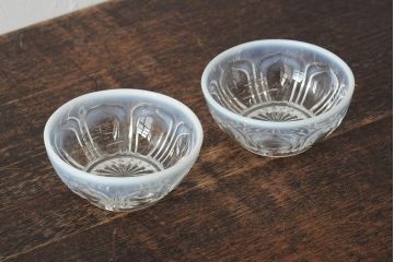 レトロ雑貨　昭和中期　乳白縁がかわいらしいプレスガラスの鉢2個(深皿、和食器)(R-043517)