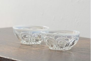 レトロ雑貨　昭和中期　乳白縁がかわいらしいプレスガラスの鉢2個(深皿、和食器)(R-043517)