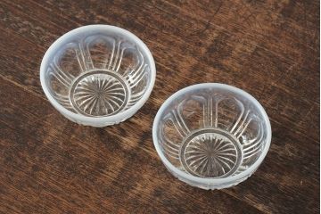 レトロ雑貨　昭和中期　乳白縁がかわいらしいプレスガラスの鉢2個(深皿、和食器)(R-043517)