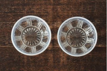 レトロ雑貨　昭和中期　乳白縁がかわいらしいプレスガラスの鉢2個(深皿、和食器)(R-043517)