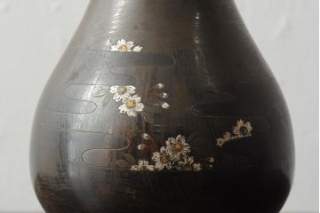アンティーク雑貨　大正昭和初期　花に富士山図　銀象嵌彫金花瓶(菅原作蔵、花器、フラワーベース)(R-043519)