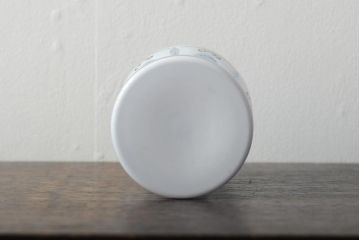 アンティーク雑貨　ボヘミアガラス　乳白被せ　カットガラス　エナメルペイント花瓶(花器、フラワーベース)(R-043522)