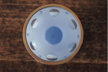 アンティーク雑貨　ボヘミアガラス　乳白被せ　カットガラス　エナメルペイント花瓶(花器、フラワーベース)(R-043522)