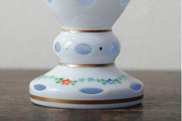 アンティーク雑貨　ボヘミアガラス　乳白被せ　カットガラス　エナメルペイント花瓶(花器、フラワーベース)(R-043522)