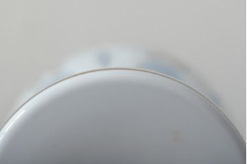 アンティーク雑貨　ボヘミアガラス　乳白被せ　カットガラス　エナメルペイント花瓶(花器、フラワーベース)(R-043522)