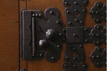 アンティーク家具　時代箪笥リメイク　ヒノキ材　棚付きの和風サイドボード(衣装箪笥)(R-043528)