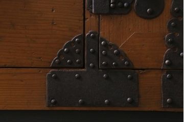 アンティーク家具　時代箪笥リメイク　ヒノキ材　棚付きの和風サイドボード(衣装箪笥)(R-043528)