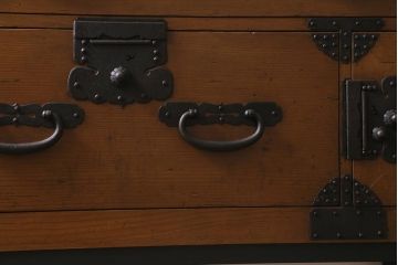 アンティーク家具　時代箪笥リメイク　ヒノキ材　棚付きの和風サイドボード(衣装箪笥)(R-043528)