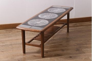 ヴィンテージ家具　北欧ビンテージ　チーク材　モダンなタイル天板のコーヒーテーブル(センターテーブル)(R-043529)