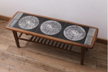 ヴィンテージ家具　北欧ビンテージ　チーク材　モダンなタイル天板のコーヒーテーブル(センターテーブル)(R-043529)