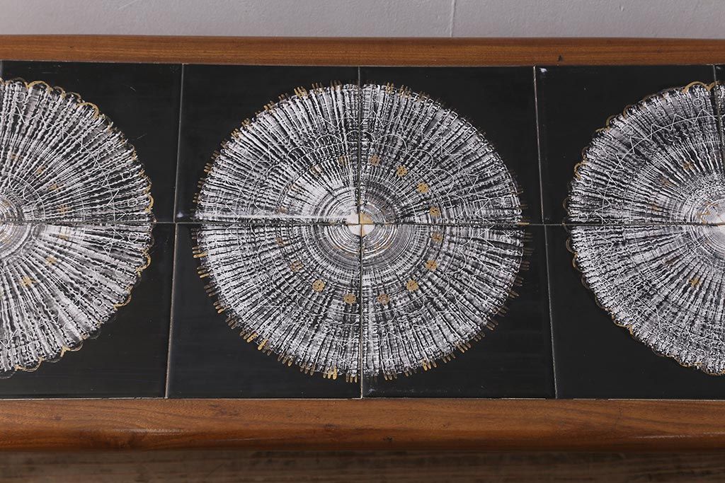 ヴィンテージ家具　北欧ビンテージ　チーク材　モダンなタイル天板のコーヒーテーブル(センターテーブル)(R-043529)