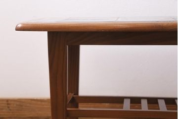 ヴィンテージ家具　北欧ビンテージ　チーク材　モダンなタイル天板のコーヒーテーブル(センターテーブル)(R-043529)