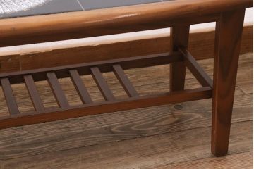 ヴィンテージ家具　北欧ビンテージ　チーク材　モダンなタイル天板のコーヒーテーブル(センターテーブル)(R-043529)
