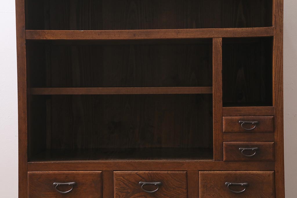 アンティーク家具　前面ケヤキ材　引き出し付き　上品なつくりの和風キャビネット(水屋箪笥、収納棚)(R-043530)