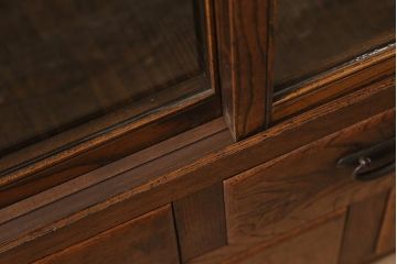 アンティーク家具　前面ケヤキ材　引き出し付き　上品なつくりの和風キャビネット(水屋箪笥、収納棚)(R-043530)