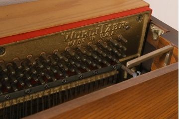 中古 アメリカ製 WURLTZER(ワーリッツァー) モデル2860 シリアル1737198 コンソールピアノ・スツールセット(定価約150〜200万円)(R-043532)