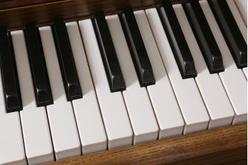 中古　アメリカ製　WURLTZER(ワーリッツァー) モデル2860　シリアル1737198　コンソールピアノ・スツールセット(定価約150〜200万円)(R-043532)