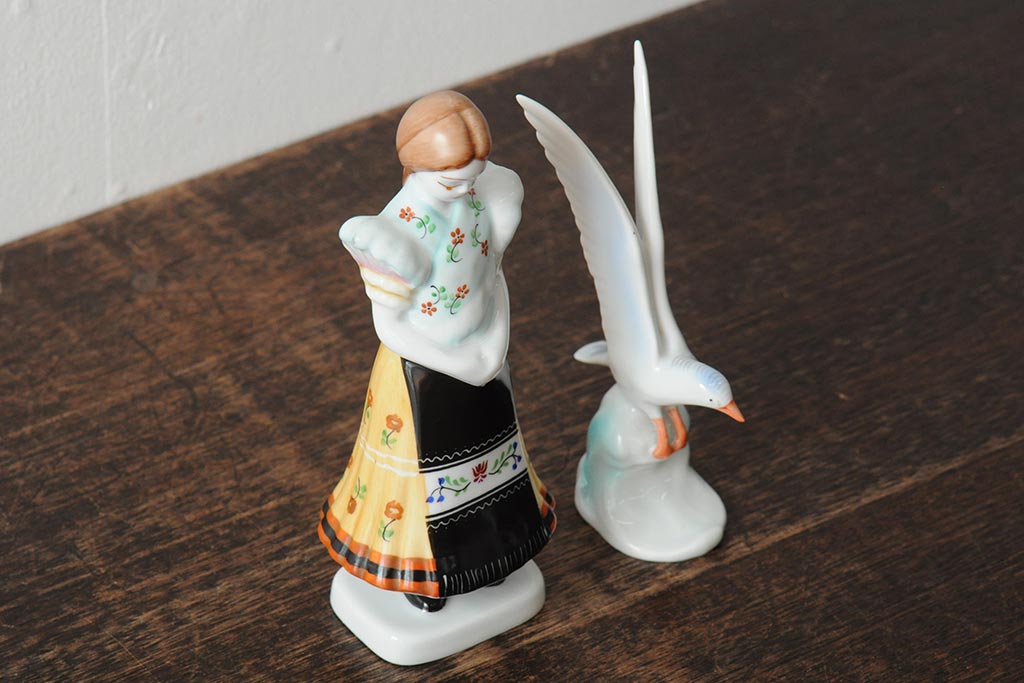 ハンガリー　HOLLOHAZA(ホロハーザ)　少女とカモメの陶器人形2個セット(オブジェ、置き物)(R-043541)