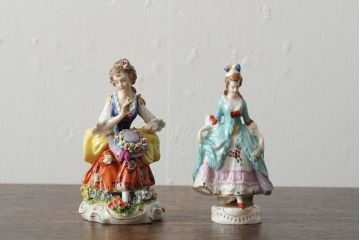 ドイツ　Sitzendorfer Porzellanmanufaktur(?)　花と少女/ウィーン　AUGARTEN(アウガルテン?)　貴婦人(フィギュリン、陶器人形、置き物、2点セット)(R-043542)