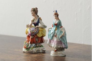 ドイツ　Sitzendorfer Porzellanmanufaktur(?)　花と少女/ウィーン　AUGARTEN(アウガルテン?)　貴婦人(フィギュリン、陶器人形、置き物、2点セット)(R-043542)