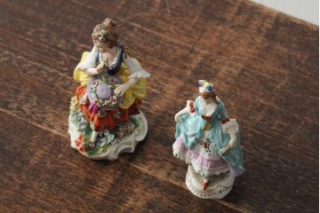 ドイツ　Sitzendorfer Porzellanmanufaktur(?)　花と少女/ウィーン　AUGARTEN(アウガルテン?)　貴婦人(フィギュリン、陶器人形、置き物、2点セット)(R-043542)